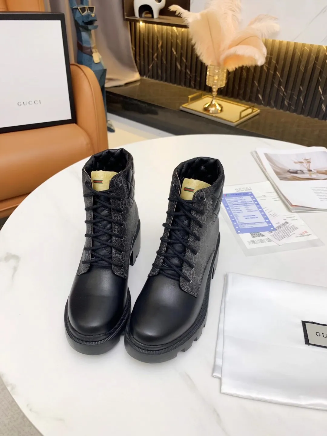 👟👟Ex-factory price 560👟👟 (Electric embroidery on the shoe collar ➕ Oil edge on the upper) The new version of Gucci GUCCI is on sale...🔥 It has a retro British style and is decorated with a LOGO cloth label on the front. Heel height: 6cm Fabric: Imported cowhide, open edge beads, lining/foot pads: upgraded cowhide 🐂 Color: black white open edge beads Code number: 34-40. 34 and 41 42 need to be customized Packaging: Comes with card and cloth bag.